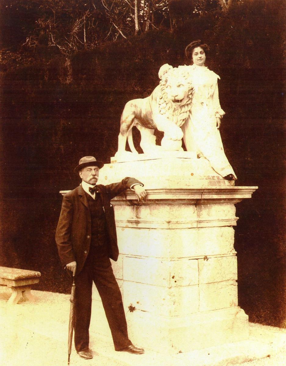 Hugo Prytz Carter junto a su hija carmen en el palacete de San Juan
